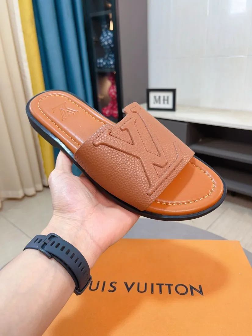 Men's shoes 💰300🌸🌸LV Ordinary men's spring and summer slippers, uppers imported from Italy, cowhide fabric, logo graphics, high-quality craftsmanship, soles: original soles specially provided by the original factory, exclusive movable molded soles super comfortable, original factory single goods, 🔍🔍high quality, you can enter and exit the counter at will, welcome to compare, size 38-45